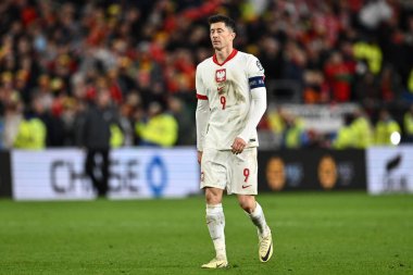 Polonyalı Robert Lewandowski, 26 Mart 202 'de Cardiff City Stadyumu' nda oynanan Galler-Polonya maçında Polonya adına ilk penaltıyı almak üzere yola çıktı.