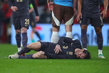 İngiltere 'den Ben Chilwell, 26 Mart 202' de Wembley Stadyumu 'nda oynanan Uluslararası Dostluk maçı sırasında çimlerde yaralı yatıyordu.