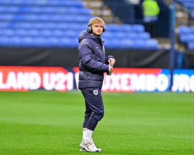 İngiltere 'den Harvey Elliott, UEFA Euro U21 Grubu F Grubu' nun İngiltere ile Lüksemburg U21 maçında maçı Toughsheet Community Stadyumu, Bolton, Birleşik Krallık, 26 Mart 202 'de izlemektedir.