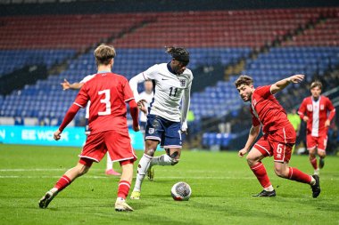 İngiltere 'den Noni Madueke 26 Mart 202' de İngiltere 'nin Toughsheet Community Stadyumu, Bolton, Birleşik Krallık' ta oynanan U21-Lüksemburg U21 karşılaşması F Grubu karşılaşmasında topla öne geçti.