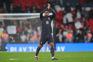 İngiltere 'den Jude Bellingham, 26 Mart 202' de Wembley Stadyumu 'nda oynanan Uluslararası Dostluk Karşıtı İngiltere-Belçika maçında son eşitlik seviyesini 2-2 yükselttikten sonra taraftarları alkışlıyor.