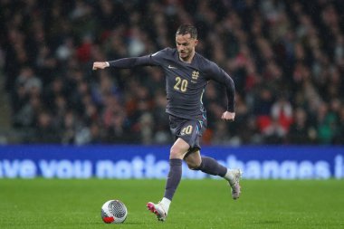 İngiltere 'den James Maddison, 26 Mart 202' de Wembley Stadyumu 'nda oynanan Uluslararası Dostluk karşılaşmasında topla birlikte.