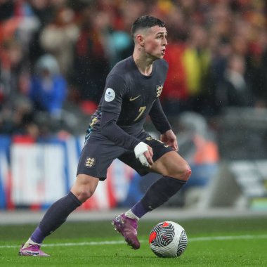 İngiltere 'den Phil Foden, 26 Mart 202' de Wembley Stadyumu 'nda oynanan Uluslararası Dostluk karşılaşmasında topla birlikte.