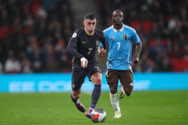 İngiltere 'den Phil Foden, 26 Mart 202' de Wembley Stadyumu 'nda oynanan Uluslararası Dostluk maçı sırasında topa vuruyor.