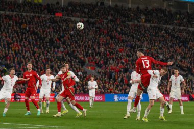 Galler 'den Kieffer Moore, 26 Mart 202' de Cardiff City Stadyumu, İngiltere 'de oynanan Galler-Polonya maçında UEFA Euro Eleme Grubu A eleme maçında B' nin başına geçti.