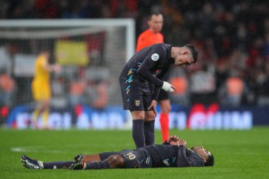 İngiltere 'den Phil Foden, İngiltere' nin Wembley Stadyumu 'nda oynanan Uluslararası Dostluk karşılaşmasında İngiltere ile Belçika arasındaki son dakika eşitliği için İngiltere' den Jude Bellingham 'ı tebrik ediyor.