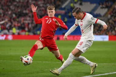 Galler 'den Jordan James, 26 Mart 2024' te Cardiff City Stadyumu 'nda oynanan Galler - Polonya maçı sırasında Polonyalı Piotr Zieliski' den bir haçı engellemeye çalıştı.
