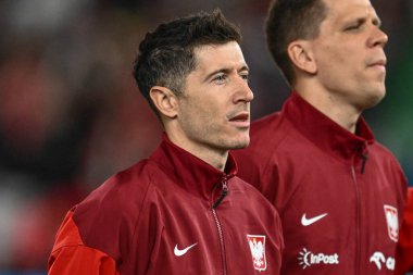 Polonyalı Robert Lewandowski, 26 Mart 202 'de Cardiff City Stadyumu, İngiltere' de oynanan Galler-Polonya maçında UEFA Euro Kalifiye Grubu 'nun ulusal marşını seslendirdi.