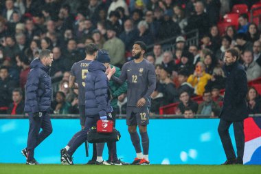 İngiltere 'den John Stones, İngiltere' nin Wembley Stadyumu 'nda oynanan Uluslararası Dostluk karşılaşmasında İngiltere' den Joe Gomez 'in yerini aldı.