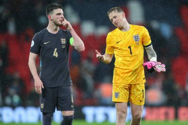 İngiltere 'den Declan Rice, 26 Mart 202' de İngiltere 'nin Wembley Stadyumu' nda oynanan Uluslararası Dostluk karşılaşmasında İngiltere ile Belçika arasındaki ıslık çaldıktan sonra İngiltere 'den Jordan Pickford' a konuştu.