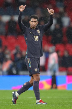 İngiltere 'den Jude Bellingham, 26 Mart 202' de Wembley Stadyumu 'nda oynanan Uluslararası Dostluk Karşıtı Belçika maçında son eşitlik seviyesini 2-2 yükselttikten sonra taraftarlara onay verdi.