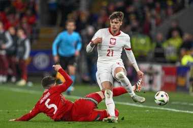 Polonyalı Nicola Zalewski, 26 Mart 202 'de Cardiff City Stadyumu' nda oynanan Galler - Galler eleme grubu A maçında Galler - Polonya maçında Galli Chris Mepham tarafından yenildi.