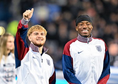 İngiltere 'den Harvey Elliott ve İngiltere' den Noni Madueke, UEFA Euro U21 Kalifiers F Grubu 'nun 26 Mart' ta Toughsheet Community Stadyumu, Bolton, Birleşik Krallık 'ta oynanan U21-Lüksemburg U21 karşılaşmasında, maçın başlama çizgisinde sıralanırken hepsi de gülümsüyor.