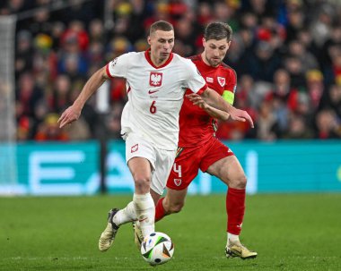 Polonyalı Jakub Piotrowski, UEFA Euro Eleme Grubu A eleme maçında Galler ile Polonya arasındaki Cardiff City Stadyumu, Cardiff, Birleşik Krallık, 26 Mart 202 karşılaşmasında Galli Ben Davies 'i oyaladı.