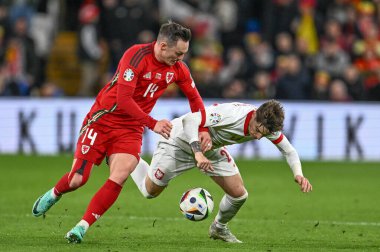 Galler 'den Connor Roberts ve Polonya' dan Nicola Zalewski, UEFA Euro Eleme Grubu A karşılaşmasında Cardiff City Stadyumu, Cardiff, Birleşik Krallık, 26 Mart 202 'de Galler - Polonya maçında top için mücadele ettiler.