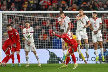 Galler 'den Harry Wilson, 26 Mart 202' de Cardiff City Stadyumu 'nda oynanan Galler-Polonya maçında Polonyalı Robert Lewandowski' yi, UEFA Euro Eleme Grubu eleme grubunun önünde serbest atışla yere serdi.