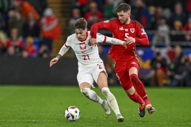 Polonyalı Nicola Zalewski, UEFA Euro Eleme Grubu A eleme grubu Galler 'e karşı Polonya' nın Cardiff City Stadyumu, Cardiff, Birleşik Krallık 'ta 26 Mart 202' de oynanan karşılaşmasında Galli Chris Mepham 'ı oyaladı.