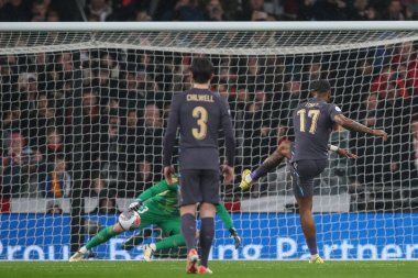 İngiltere 'den Ivan Toney, 26 Mart 202' de İngiltere 'nin Wembley Stadyumu' nda Belçika 'ya karşı oynadığı Uluslararası Dostluk karşılaşmasında 1-1 öne geçmek için penaltı aldı.