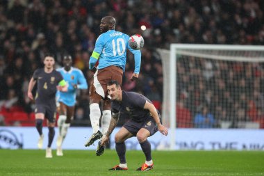 Belçikalı Romelu Lukaku, 26 Mart 202 'de İngiltere' nin Wembley Stadyumu 'nda oynanan Uluslararası Dostluk karşılaşmasında İngiltere' nin Lewis Smaç 'ından yüksek top kazanmak için atlıyor.