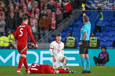 Hakem Daniele Orsato, UEFA Avrupa Eleme Grubu A eleme grubu Galler 'e karşı Polonya - Cardiff City Stadyumu, Cardiff, Birleşik Krallık, 26 Mart 202' de oynanan karşılaşmada Galli Connor Roberts 'a faul yaptıktan sonra Polonyalı Nicola Zalewski' ye sarı kart verdi.