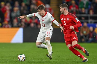 Polonyalı Nicola Zalewski, UEFA Euro Eleme Grubu A eleme grubu Galler 'e karşı Polonya' nın Cardiff City Stadyumu, Cardiff, Birleşik Krallık 'ta 26 Mart 202' de oynanan karşılaşmasında Galli Chris Mepham 'ı oyaladı.