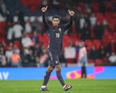 İngiltere 'den Jude Bellingham, 26 Mart 202' de Wembley Stadyumu 'nda oynanan Uluslararası Dostluk Karşıtı Belçika maçında son eşitlik seviyesini 2-2 yükselttikten sonra taraftarlara onay verdi.