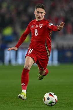 Galler 'den Harry Wilson, 26 Mart 202' de Cardiff City Stadyumu 'nda oynanan Galler - Polonya maçı sırasında topa vuruyor.