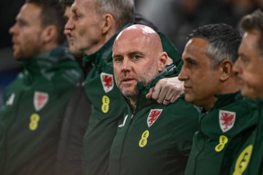 Galler 'in Rob Page Müdürü, UEFA Euro Elemeleri Eleme Grubu A maçında ulusal marşı söylüyor. Galler - Polonya maçı, Cardiff City Stadyumu, Birleşik Krallık, 26 Mart 202