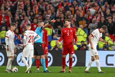 Hakem Daniele Orsato, 26 Mart 202 'de Cardiff City Stadyumu' nda Galler - Polonya maçında Galler eleme grubu A maçında Galli Chris Mepham 'a kırmızı kart verdi.