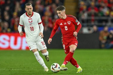 Galler 'den Aaron Ramsey, Polonyalı Piotr Zieliski' nin 26 Mart 2024 'te Cardiff City Stadyumu' nda Galler - Polonya maçında attığı topu geçiyor.