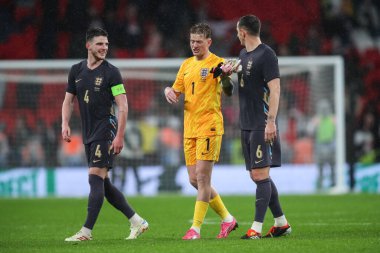 İngiltere 'den Declan Rice İngiltere' den Jordan Pickford ve İngiltere 'den Lewis Dunk, 26 Mart 202' de İngiltere 'nin Wembley Stadyumu' nda Belçika 'ya karşı oynadığı Uluslararası Dostluk karşılaşmasında son düdük çaldıktan sonra konuştular.