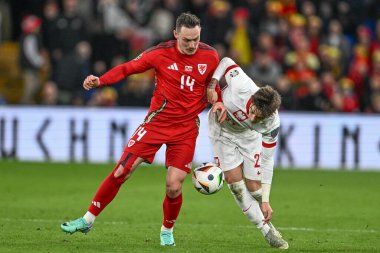 Galler 'den Connor Roberts ve Polonya' dan Nicola Zalewski, UEFA Euro Eleme Grubu A karşılaşmasında Cardiff City Stadyumu, Cardiff, Birleşik Krallık, 26 Mart 202 'de Galler - Polonya maçında top için mücadele ettiler.