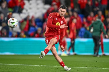 Galler 'den Kieffer Moore, UEFA Euro Kalifiers Eleme Grubu A maçında Cardiff City Stadyumu' nda Polonya 'ya karşı Galler maçında ısınma turunda, 26 Mart 202