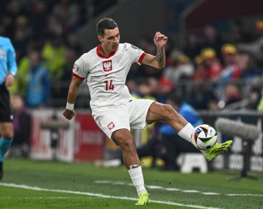 Polonyalı Jakub Kiwior, 26 Mart 202 'de Cardiff, İngiltere' deki Cardiff City Stadyumu 'nda oynanan A Grubu Galler ve Polonya maçında topu kontrol ediyor.