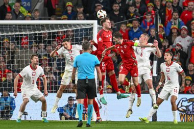 Galler 'den Joe Rodon, 26 Mart 202' de Cardiff City Stadyumu, İngiltere 'de oynanan Galler - Polonya maçında UEFA Euro Eleme Grubu A eleme maçında bir köşeden atlıyor.