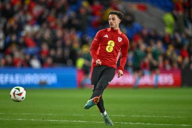 Galler 'den Ethan Ampadu, UEFA Euro Kalifiers Eleme Grubu A maçında Cardiff City Stadyumu' nda Polonya 'ya karşı Galler maçında ısınma turunda, 26 Mart 202