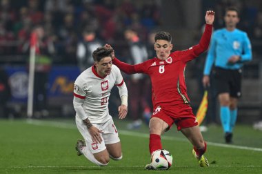 Polonyalı Nicola Zalewski ve Galler 'den Harry Wilson, 26 Mart 202' de Cardiff City Stadyumu 'nda Galler' e karşı Galler - Polonya maçında top için mücadele ettiler.