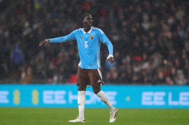 Belçikalı Amadou Onana, 26 Mart 202 'de İngiltere' nin Wembley Stadyumu 'nda Belçika' ya karşı oynadığı Uluslararası Dostluk karşılaşmasında takımına talimatlar veriyor.