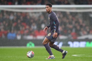 İngiltere 'den Jude Bellingham, 26 Mart 202' de Wembley Stadyumu 'nda oynanan Uluslararası Dostluk karşılaşmasında topla birlikte Belçika' ya karşı.