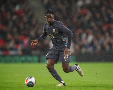 İngiltere 'den Kobbie Mainoo, 26 Mart 202' de İngiltere 'nin Wembley Stadyumu' nda Belçika 'ya karşı oynadığı Uluslararası Dostluk karşılaşmasında topu bırakıyor.