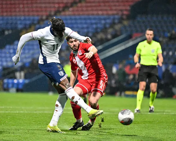 İngiltere 'den Noni Madueke 26 Mart 202' de İngiltere 'nin Toughsheet Community Stadyumu, Bolton, Birleşik Krallık' ta oynanan UEFA Euro U21 Grubu F karşılaşmasında kaleye vuruyor.
