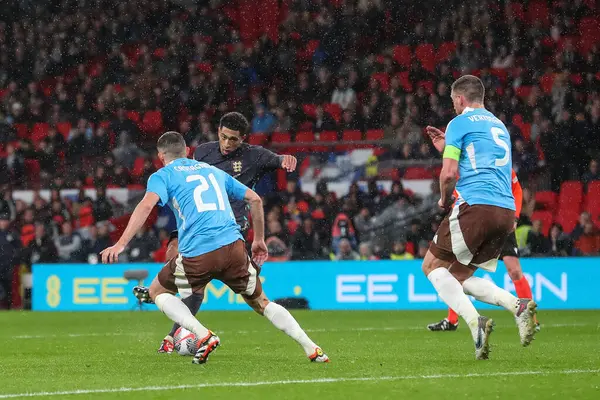 İngiltere 'den Jude Bellingham, 26 Mart 202' de İngiltere 'nin Wembley Stadyumu' nda Belçika 'ya karşı oynadığı Uluslararası Dostluk karşılaşmasında 2-2 berabere kaldı.