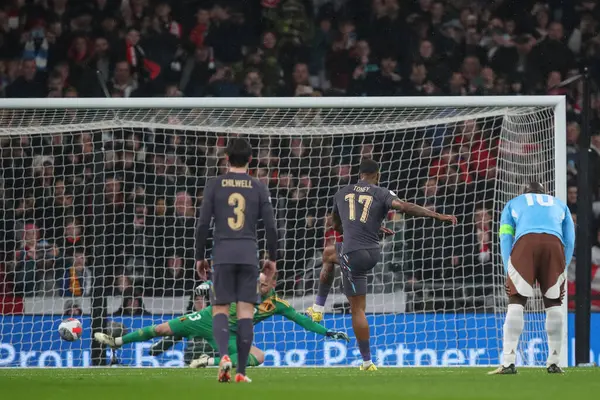 İngiltere 'den Ivan Toney, 26 Mart 202' de İngiltere 'nin Wembley Stadyumu' nda Belçika 'ya karşı oynadığı Uluslararası Dostluk karşılaşmasında 1-1 öne geçmek için penaltı aldı.