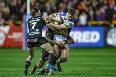 Leeds Rhinos 'tan James McDonnell, Castleford Tigers' dan Jacob Miller 'la oynadığı Betfred Süper Lig 6. raundunda Castleford Tigers, Leeds Rhinos' a karşı The Mend-A-Hose Jungle, Castleford, İngiltere, 28 Mart 202 'de karşılaştı.