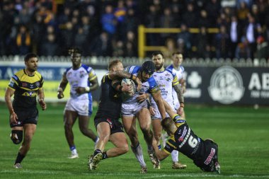 Leeds Rhinos takımından Mikolaj Oledzki Castleford Tigers 'dan Joe Westerman ve Castleford Tigers' dan Danny Richardson, Betfred Süper Lig 6. raundunda Castleford Tigers 'a karşı Leeds Rhinos ile The Mend-A-Hose Jungle, Castleford, United K