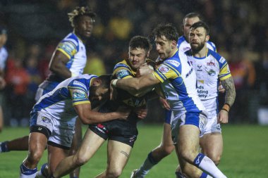 Castleford Tigers 'dan Josh Simm, Leeds Rhinos takımından Paul Momirovski tarafından The Mend-A-Hose Jungle, Castleford, Birleşik Krallık, 28 Mart 202' de oynanan Betfred Süper Lig 6. Raundu Castleford Tigers - Leeds Rhinos maçında yenildi.