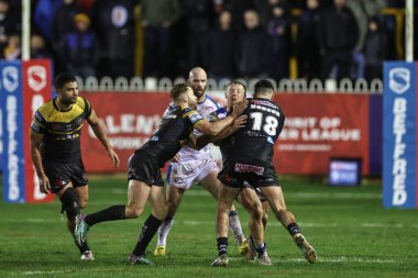 Leeds Rhinos 'tan Lachlan Miller, Castleford Tigers' dan Josh Hodson 'ın 28 Mart 202' de The Mend-A-Hose Jungle, Castleford, Birleşik Krallık 'ta oynanan 6.