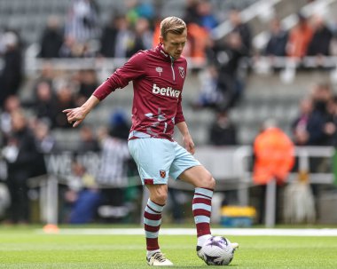 West Ham United 'dan James Ward-Prowse Premier League maçı sırasında St. James' s Park, Newcastle, İngiltere 'de oynanan Newcastle United maçında ısınma turunda...