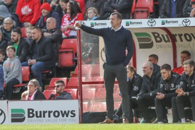 Neill Collins Barnsley 'in baş antrenörü takım talimatlarını 29 Mart 202' de Oakwell, Barnsley, Birleşik Krallık 'ta oynanan Sky Bet 1 maçında veriyor.