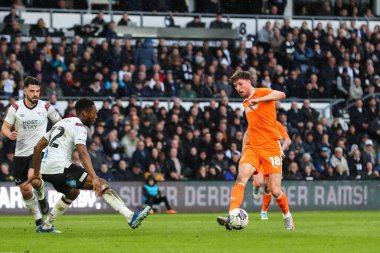 Blackpool 'dan Jake Beesley, 29 Mart 202' de İngiltere 'nin Pride Park Stadyumu' nda oynanan Derby County - Blackpool maçında pas attı.